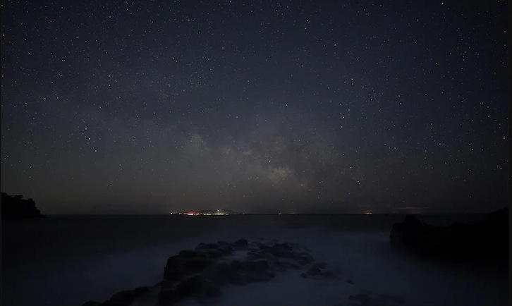 Objektiv Sony FE 14mm F1.8 GM černý Hvězdářská fotografie zachycující Mléčnou dráhu nad mořem
