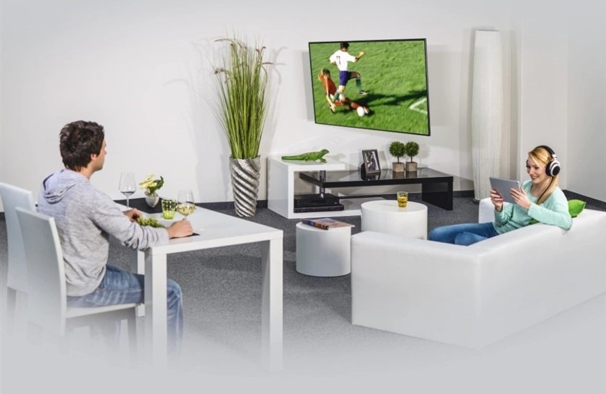 Nástěnný držák TV Hama 220824 instalovaný na zdi