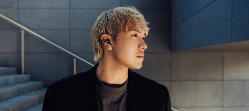 Profil muže s nasazeným sluchátkem Beyerdynamic Amiron Zero