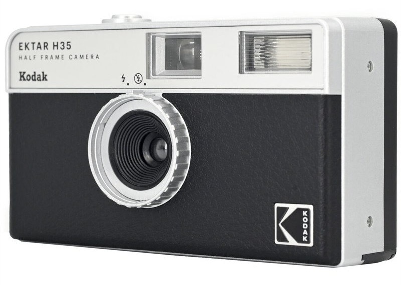 Analogový fotoaparát Kodak se světelností f/9,5, vestavěný blesk