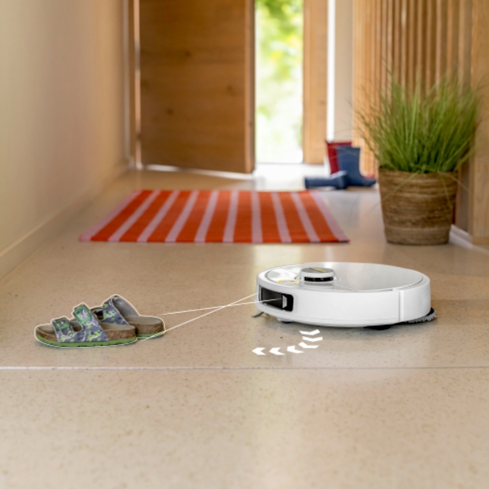 Robotický vysavač Kärcher RVM 4 Comfort bílý Kärcher RVM 4 Comfort rozpoznávající překážku v podobě obuvi při úklidu chodby