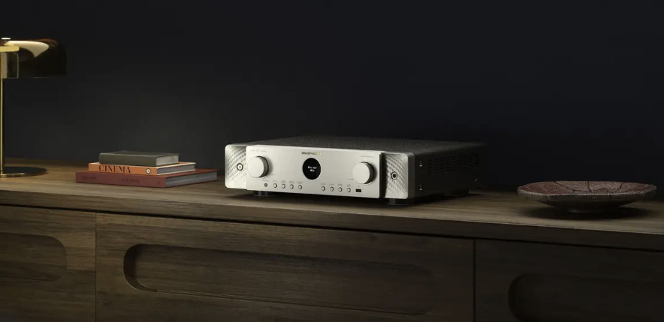 Stříbrno-zlatý AV Receiver Marantz Cinema 70S S2 umístěný na dřevěném televizním stolku v interiéru