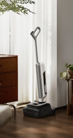 Podlahová myčka Xiaomi Mijia Wireless Wet Dry Vacuum 5 Pro v interiéru na dřevěné podlaze
