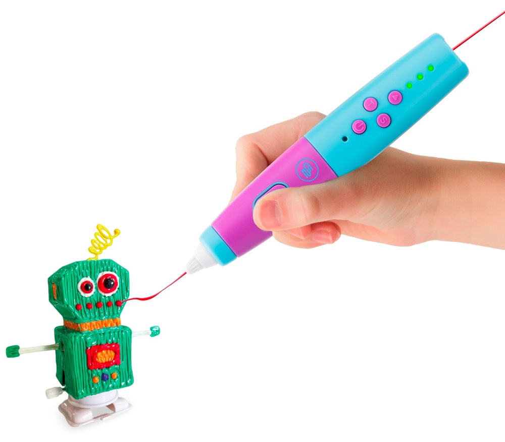 Dětská ruka drží tyrkysovo-růžové 3D pero GoGEN a tvoří s červenou náplní detaily na zeleném, pohyblivém 3D modelu robota s očima a žlutou anténkou