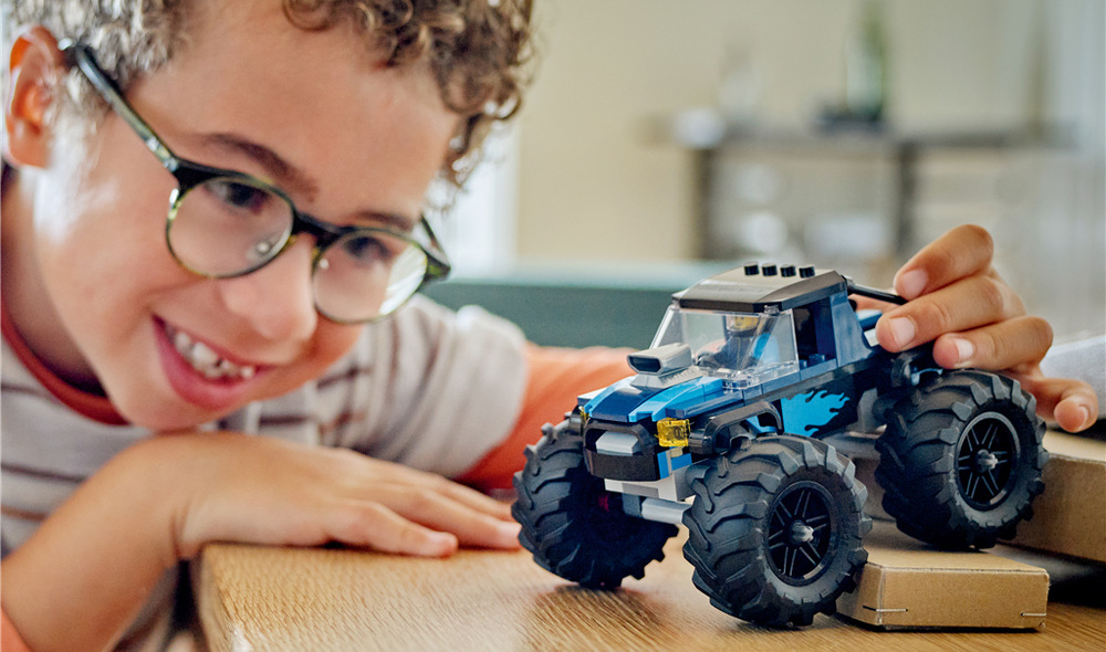 Minifigurka řidiče umožní dětem po dokončení stavby okamžitě vymýšlet vlastní závodní dobrodružství.