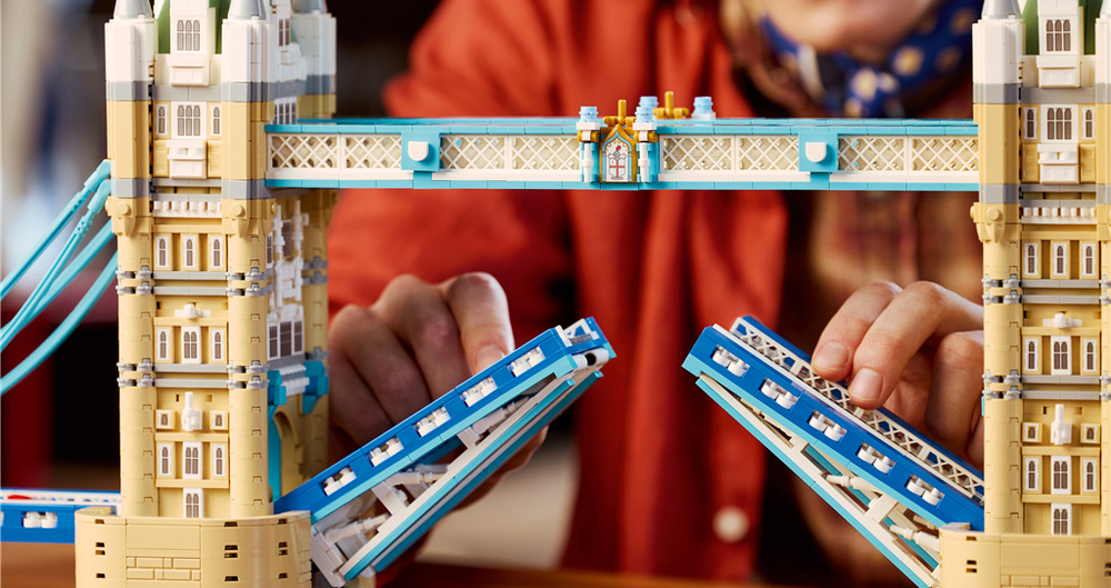 Model Tower Bridge zachycuje dvě věže, mostní konstrukci, modrou lávku s erbem a další typické prvky.