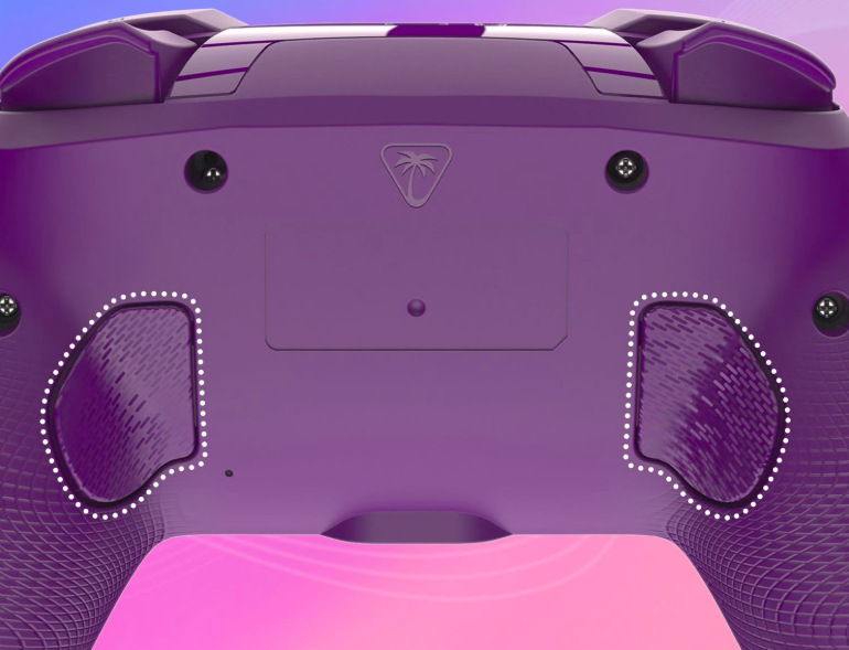 Zadní strana fialového gamepadu se dvěma mapovatelnými tlačítky
