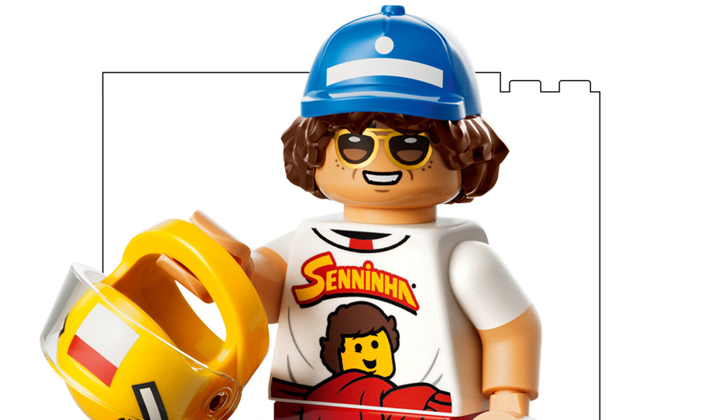 Stavebnice LEGO® Editions 43024 Helma Ayrton Senna S aplikací LEGO Builder můžete helmu při skládání otáčet ve 3D, kontrolovat postup a prohlížet si její závodní detaily.
