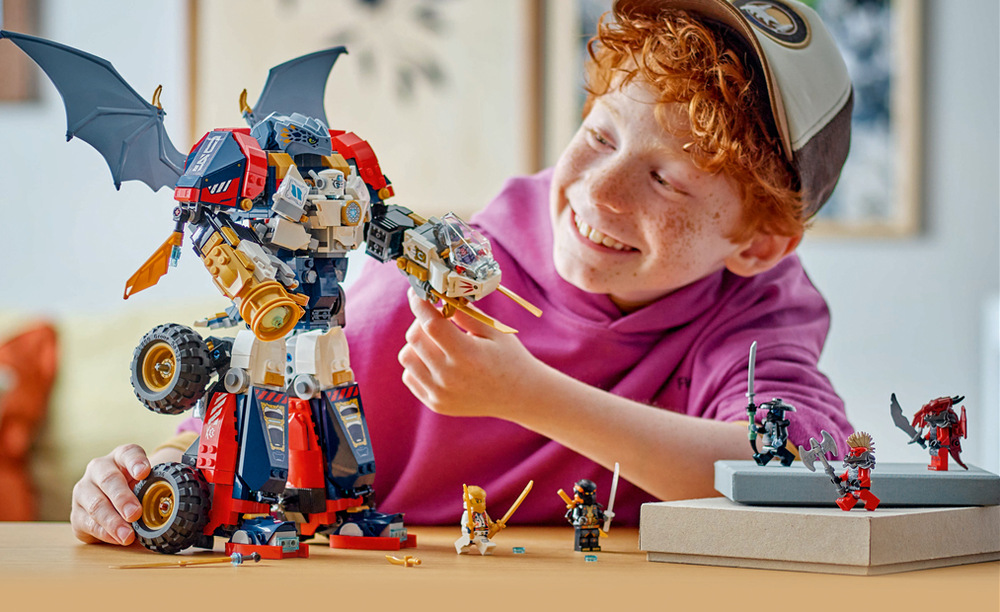 Zaneův ultrakombo robot se rozloží na čtyři modely: letadlo, auto, draka a akční figurku.