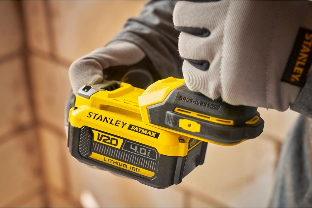 Utahovák rázový Stanley FatMax SFMCF811D1T-QW (s baterií) Detail nasazování baterie na utahovák Stanley FatMax SFMCF811D1T-QW
