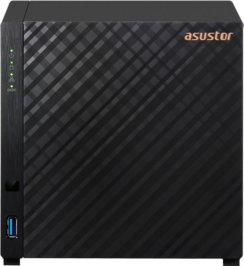 Datové úložiště (NAS) Asustor Drivestor 4 Gen2 AS1204T černé Na obrázku je síťové úložiště Asustor Drivestor 4 Gen2 AS1204T z čelního pohledu. Zařízení má černé provedení a velký lesklý přední panel s tmavým diagonálním pruhovaným vzorem. V pravém horním rohu je logo asustor. Na levé úzké části předního panelu jsou zelené stavové LED kontrolky pro napájení, síť a disky s popiskem Disk. Níže je malé hranaté tlačítko a ve spodní části přední USB-A port s modrým vnitřkem. Skříň stojí na nízkých nožkách a působí kompaktně, vhodně pro vícediskové síťové ukládání dat.