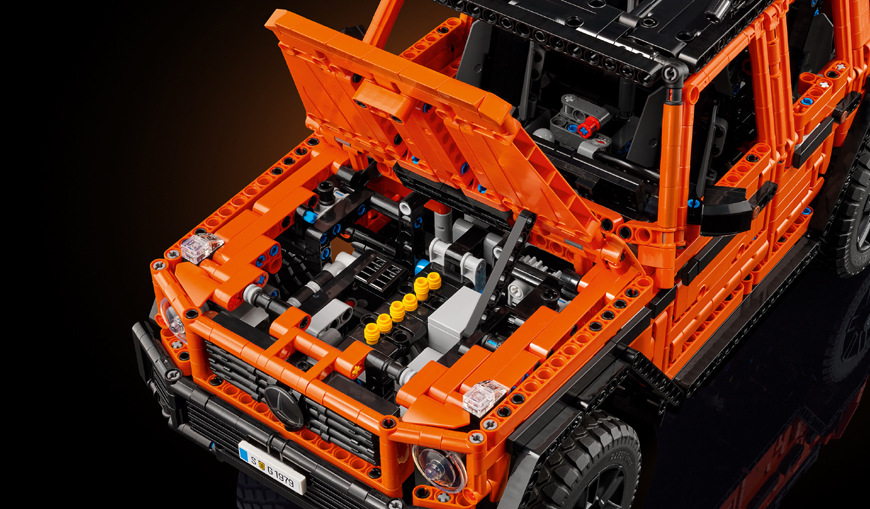 Detailní interiér a expediční výbava dodávají modelu realistický vzhled skutečného off-roadu.