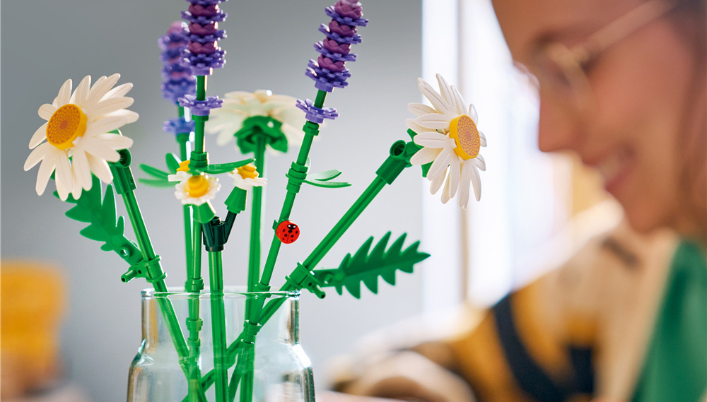 Stavebnice LEGO® Botanicals 11508 Kopretiny Kopretiny můžou být začátkem vlastní botanické sbírky a díky 133 dílkům nabízí příjemné tvoření pro školáky.