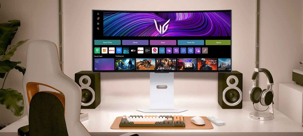 Herní monitor LG UltraGear 34GX90SA-W černý/bílý Moderní herní sestava s velkým zakřiveným monitorem zobrazujícím živé aplikace a hry. Elegantní odkládací plocha pro klávesnici a myš je umístěna na stole. Reproduktory a sluchátka dotvářejí pohlcující atmosféru.