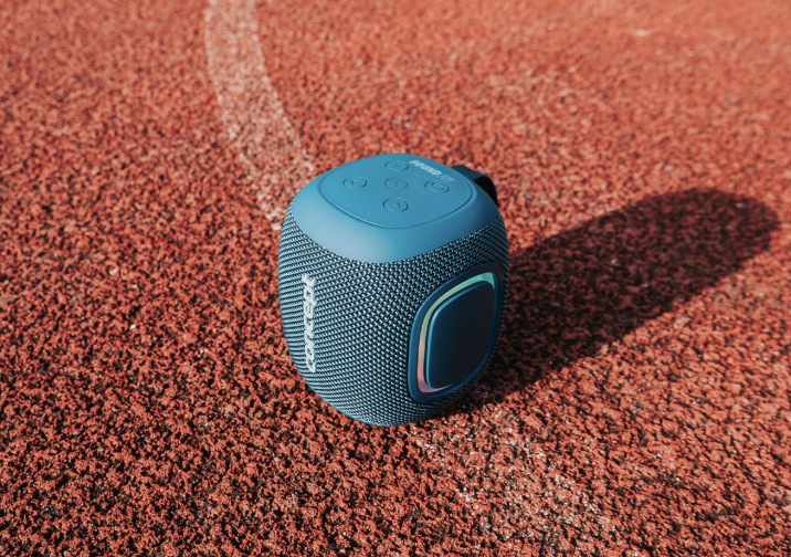 Concept SoundJoy BR5012 s ovládacími tlačítky a LED prvkem na venkovní sportovní dráze