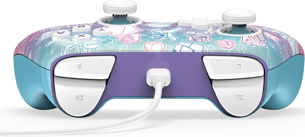 Na obrázku je černý drátový gamepad PowerA Advantage pro Nintendo Switch 2 z pohledu na horní zadní část. Uprostřed je připojený kabel, po stranách jsou dobře vidět horní tlačítka a spouště L, R, ZL a ZR. Rukojeti mají jemně texturovaný povrch pro pevnější úchop. V horní části snímku jsou částečně vidět také analogové páčky, směrový kříž a tlačítka A, B, X a Y.