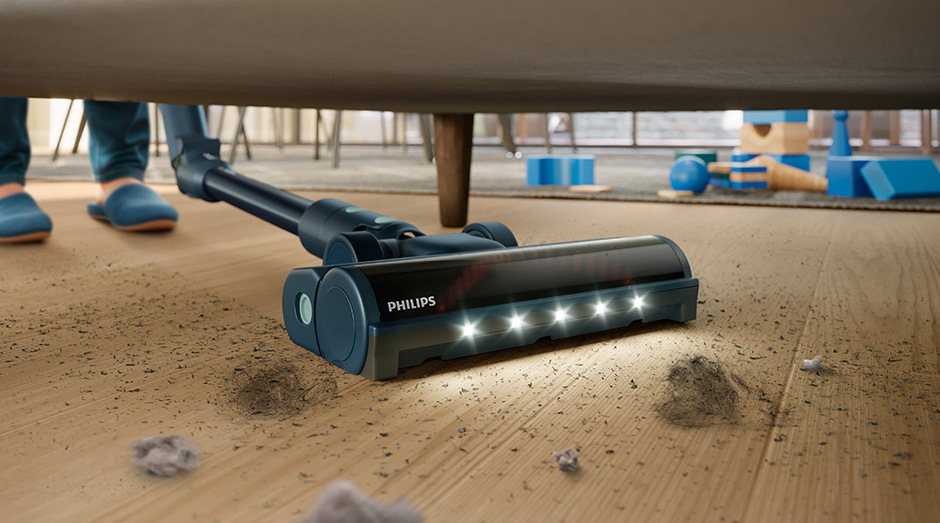HubiceTriActive Multi LED vysává nečistoty jako je prach a chlupy pod nábytkem