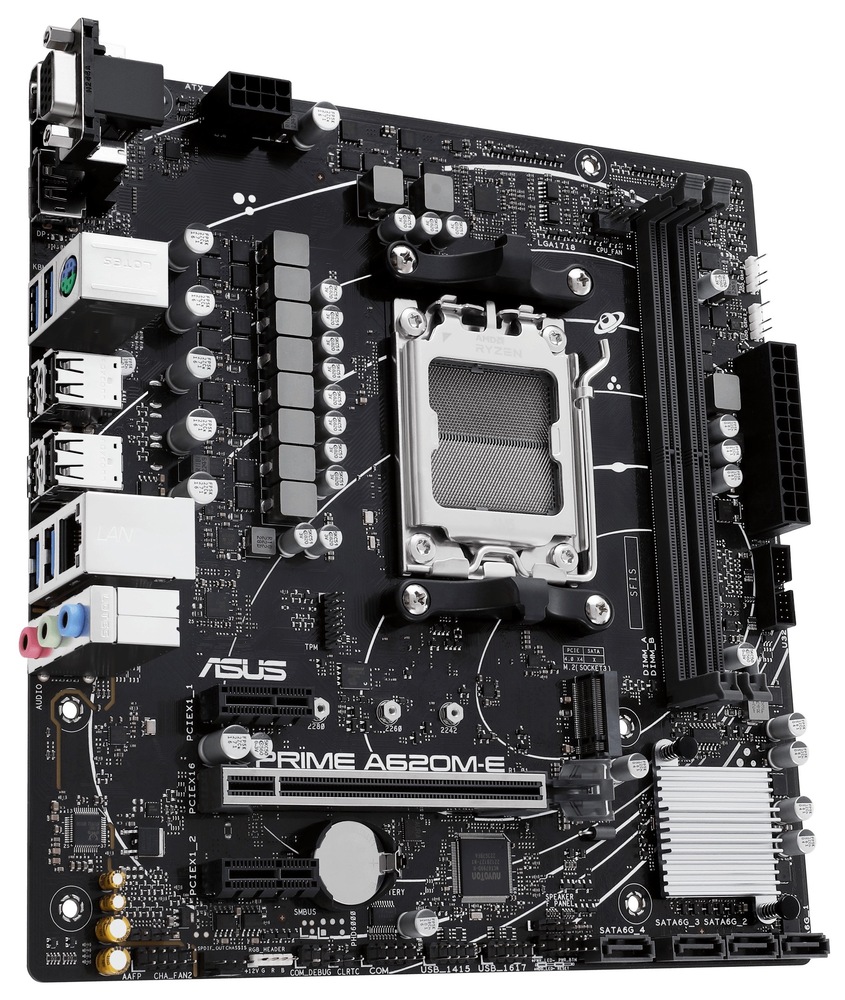 Pohled na desku shora. Jsou zachyceny dva sloty pro RAM, chladič a v centru slot pro CPU. Částečně jsou vidět i porty pro připojení externích zařízení.