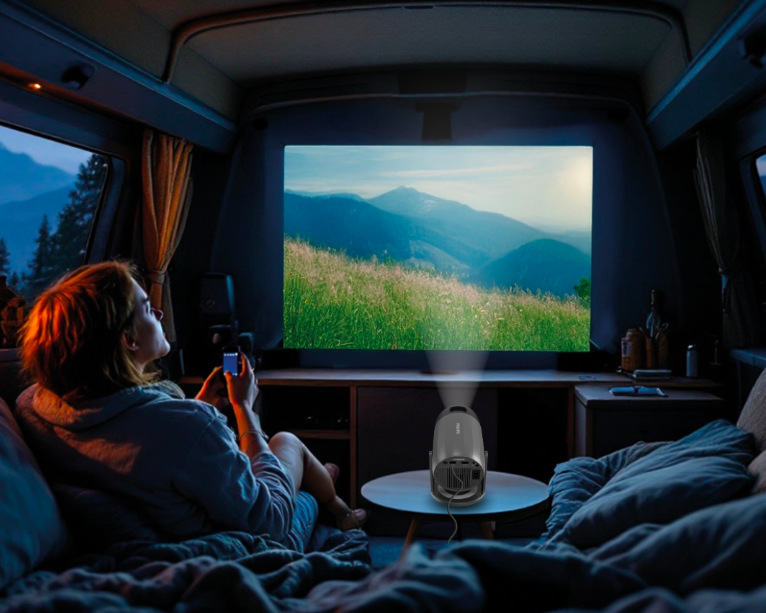Projektor Philips NeoPix 150 promítající film na velkou plochu při cestování v obytném voze