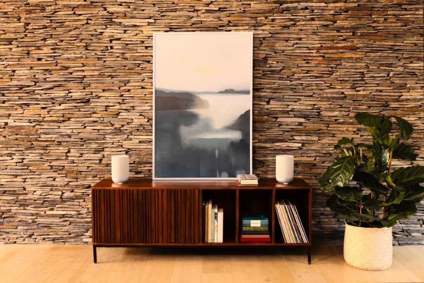 Zátiší s obrazem a dvěma reproduktory Denon Home 200, které se chlubí výbornou akustikou