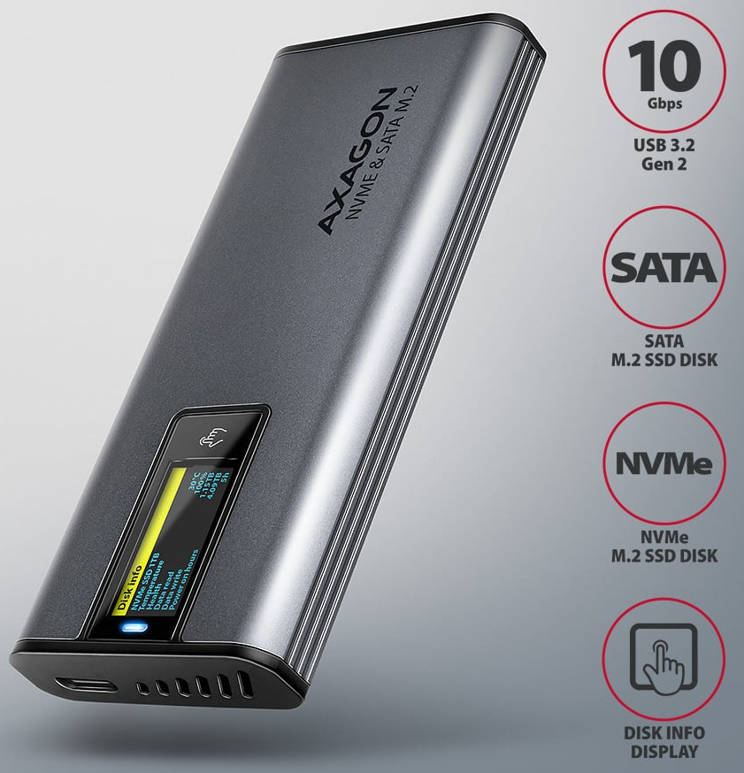 Externí rámeček Axagon DISPLAY box, USB-C 10Gbps - M.2 NVMe & SATA SSD šedý Na obrázku je externí box AXAGON pro NVMe a SATA M.2 SSD v kovově šedém provedení, zachycený šikmo zepředu. Má podlouhlé tělo se zaoblenými hranami, na spodní straně USB-C konektor a větrací otvory. Na čelní ploše je malý barevný displej se stavovými údaji o disku a nad ním dotykové tlačítko. Vpravo jsou informační ikony, které zdůrazňují podporu USB 3.2 Gen 2 s rychlostí 10 Gb/s, kompatibilitu se SATA i NVMe M.2 SSD a funkci zobrazení informací o disku.