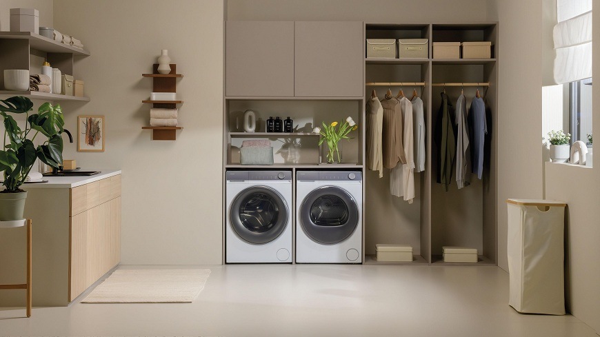 slim sušička haier HD80-C367TU1-S je vedle pračky zabudovaná ve skříni nacházející se v prádelně