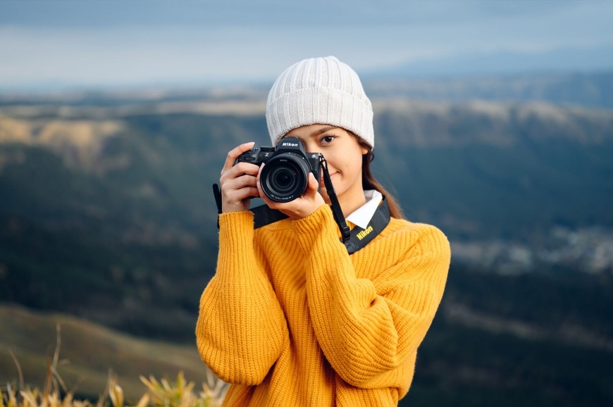 Žena fotografující za použití objektivu NIKKOR Z 24–105 mm f/4–7.1