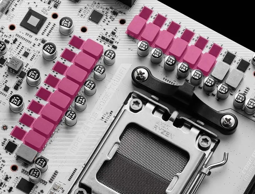 Základní deska MSI MPG X870E EDGE TI WIFI Detail počítačové základní desky s paticí pro procesor obklopenou řadami kondenzátorů a růžovými chladiči.