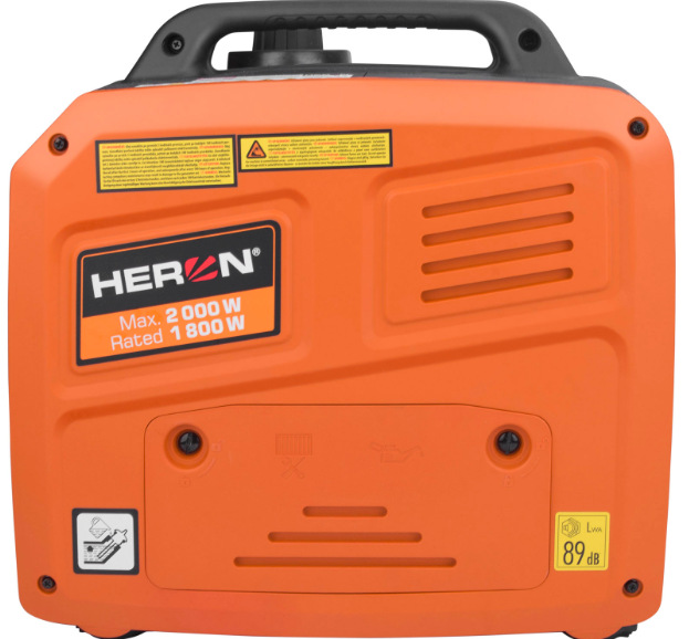 Zadní panel elektrocentrály HERON 8896223 s ventilačními otvory a označením výkonu
