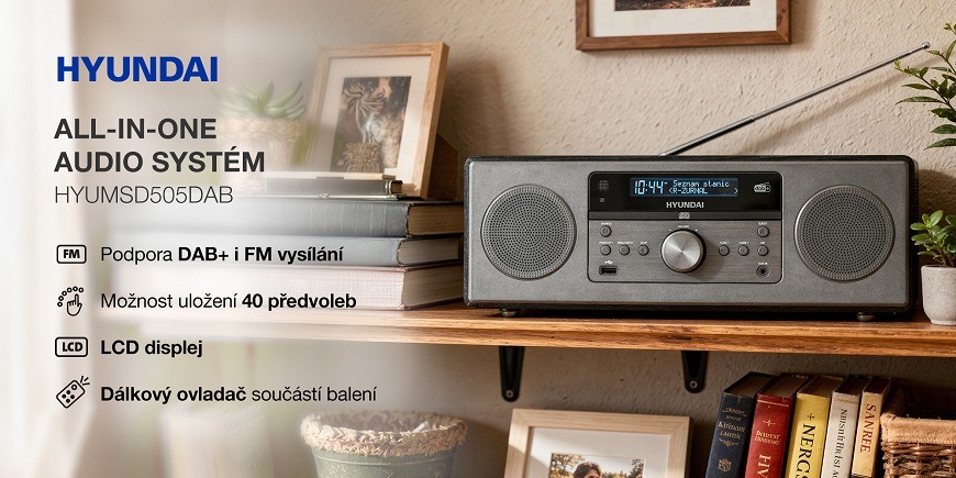 Produktový banner pro All-in-one audio systém Hyundai HYUMSD505DAB v dřevěném interiéru. Výčet funkcí: podpora DAB+ i FM vysílání, uložení až 40 předvoleb, LCD displej a dálkový ovladač v balení. Na obrázku je stylové šedé rádio s teleskopickou anténou umístěné na polici s knihami