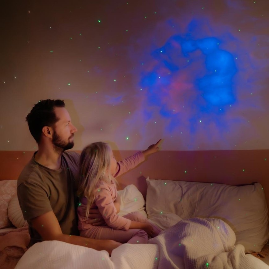 Dekorativní LED RETLUX projektor astronaut umístěný v dětském pokoji