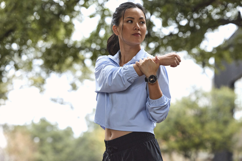 Žena v přírodě s hodinkami Amazfit Active 3 Premium na zápěstí