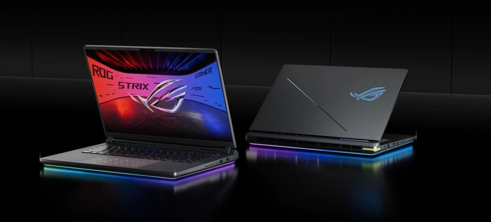 Dva elegantní herní notebooky na tmavém povrchu. Otevřený notebook má zářivé RGB osvětlení a logo ROG, barevnou klávesnici a dynamickou grafiku na obrazovce.