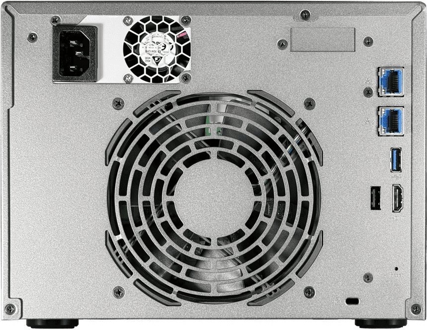 Zadní strana šestipozicového NAS Asustor Lockerstor. Vlevo nahoře je napájecí konektor a malý ventilátor, uprostřed velký kruhový ventilátor, vpravo dva modré LAN porty, USB porty, HDMI a další servisní otvory.