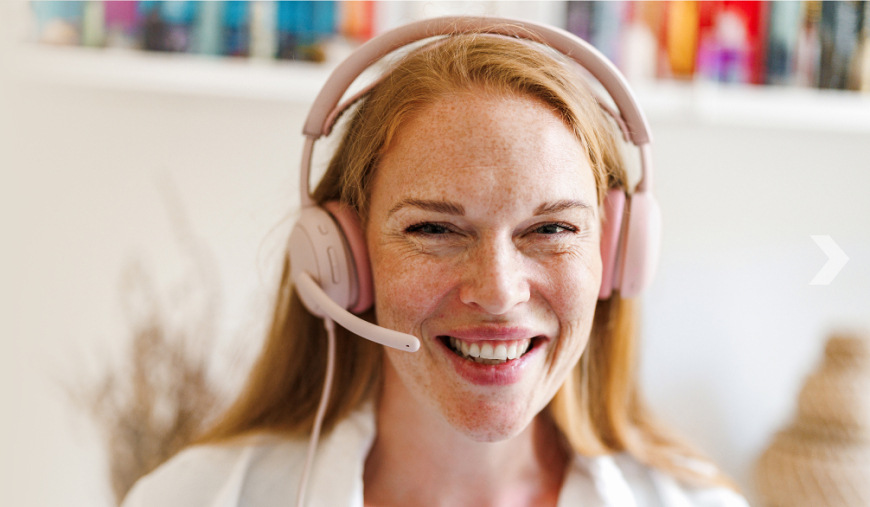 Headset Logitech Zone Wired 2 růžový Reálné použití headsetu Logitech Zone Wired 2 během online meetingu s důrazem na srozumitelný přenos hlasu a komfort při delším nošení