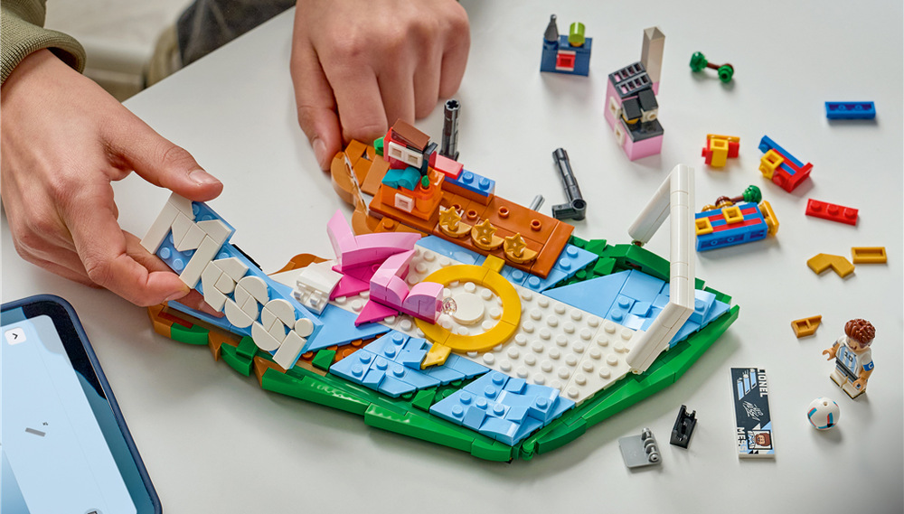 Stavebnice LEGO® Editions 43011 Lionel Messi – Hvězdné momenty fotbalu Další stavebnice LEGO Editions s fotbalovými hvězdami umožní postupně vytvořit vlastní sportovní kolekci.