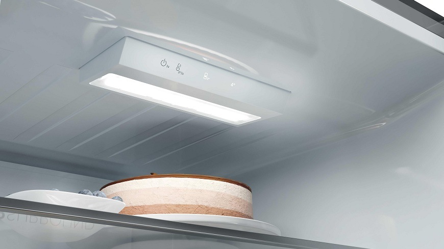 detail led osvětlení a dotykového displeje chladničky haier HTR3618CNMG 
