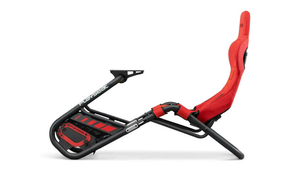 Boční pohled na červené závodní simulátorové sedadlo s elegantním kovovým rámem, nastavitelnými panely a ergonomickým designem pro pohlcující herní zážitek. 