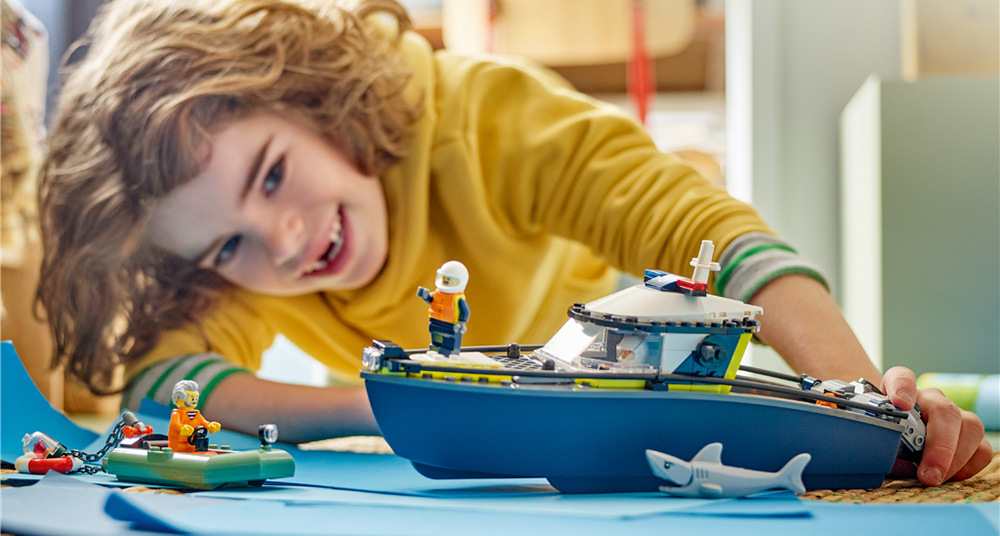 Stavebnice LEGO® City 60456 Honička v policejní lodi Propracovaná policejní loď se dvěma motory umožní dětem vydat se na vodní hladinu za prchajícím zlodějem.