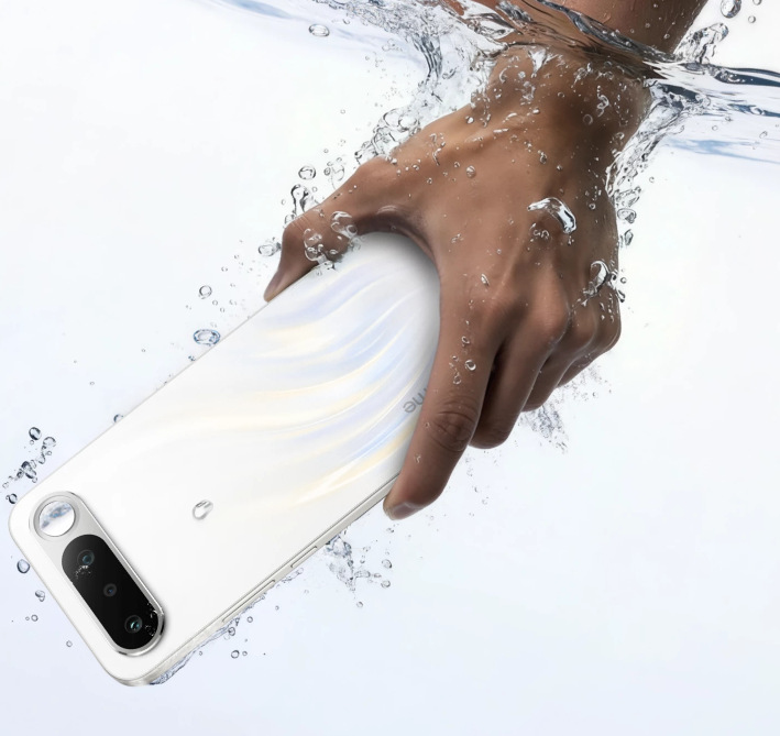Mobilní telefon realme 16 5G 8 GB / 256 GB bílý Telefon realme 16 5G ponořený do vody