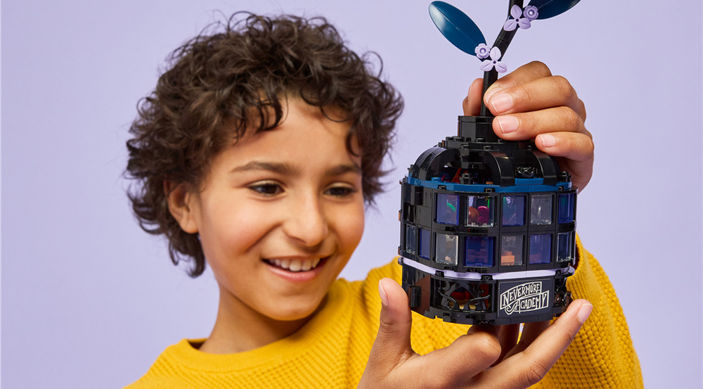 Stavebnice LEGO® Wednesday 76784 Černá jiřina Černá jiřina slouží jako zámek vázy, která ukrývá zimní zahradu plnou prostoru pro vlastní příběhy.