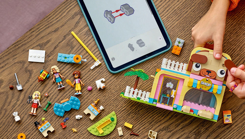 Stavebnice LEGO® Friends 42650 Obchod s doplňky pro mazlíčky Množství doplňků pro domácí mazlíčky umožňuje dětem měnit jednotlivé scénáře a pokaždé vymyslet jinou návštěvu obchodu.