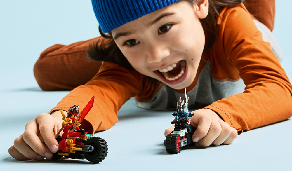 Stavebnice LEGO® NINJAGO® 71838 Kai a závody na motorkách Kaiova motorka a stroj Přízračného dračího zvěda promění závody v napínavé souboje.