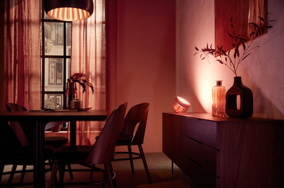 Stolní LED lampička Philips Hue Iris Silver Special Edition stříbrná