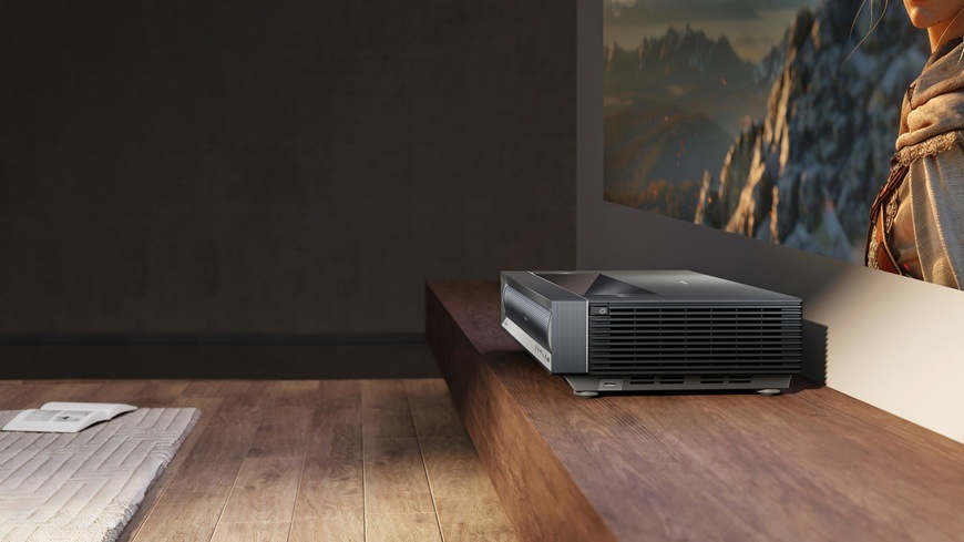 Laser TV Hisense PX3-PRO je volně instalován na skříňce v obyváku.