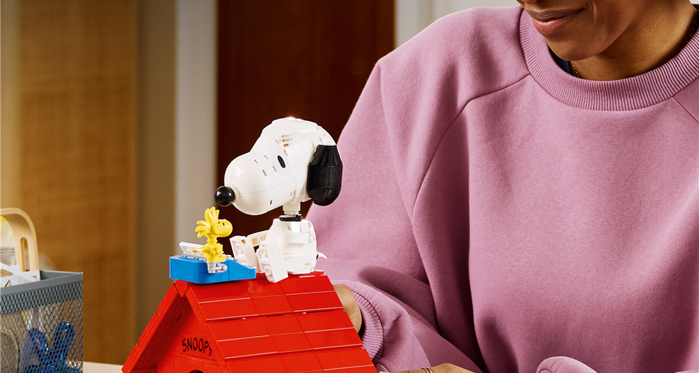 Stavebnice LEGO® Ideas 21368 Peanuts: Snoopyho bouda Model z 964 kostek měří 25 × 17 × 14 cm a díky aplikaci LEGO Builder se hodí jako originální výstavní dekorace.