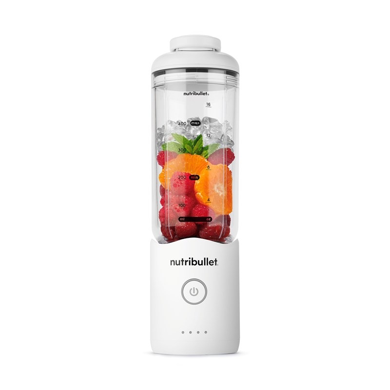 Pohled zepředu na stolní mixér Nutribullet Flex NBP013W naplněný ovocem před rozmixováním