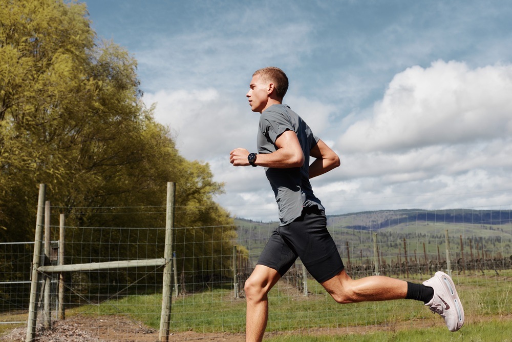 Chytré hodinky Amazfit Cheetah 2 Pro černé Muž běží přírodou s hodinkami Amazfit Cheetah 2 Pro