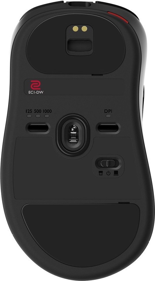 Spodní strana bezdrátové myši ZOWIE by BenQ EC1-DW ukazuje optický senzor uprostřed, velké kluzné plošky a ovládací prvky pro nastavení. Vlevo je přepínač frekvence 125, 500 nebo 1000 Hz, vpravo tlačítko DPI pro změnu citlivosti. Dole je posuvný přepínač režimu připojení a nahoře jsou kovové kontakty pro nabíjení v dokovací stanici.
