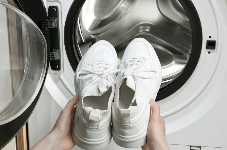 Pračka Gorenje G600 WG614A4P1 FastWashPro bílá vkládání bílých tenisek do bubnu pračky.